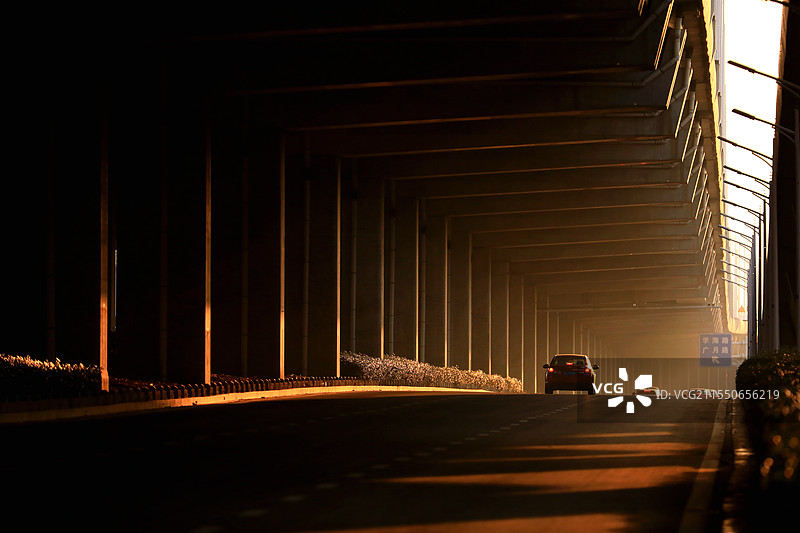 黄昏时分的城市高架路图片素材