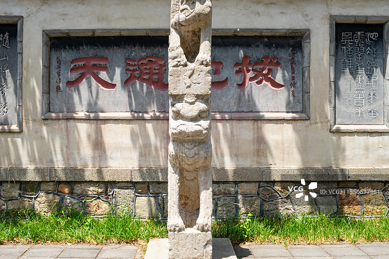 中国山东省泰安市泰山区泰山旅游景区著名景点，岱庙行宫的拔地通天雄峙天东碑刻，户外白昼无人图像摄影图片素材