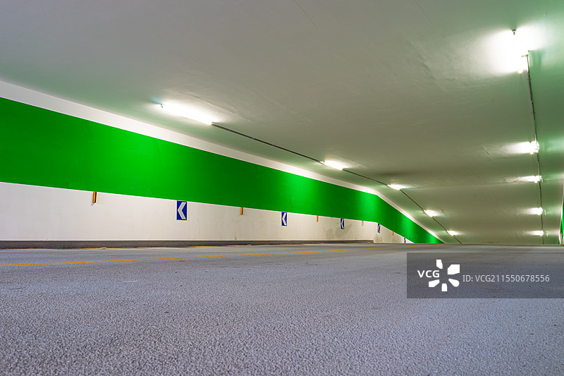中国城市交通拍摄主题，地下停车场地下车库入口出口的通道和两侧蓝色箭头标志，室内白昼无人图像摄影图片素材
