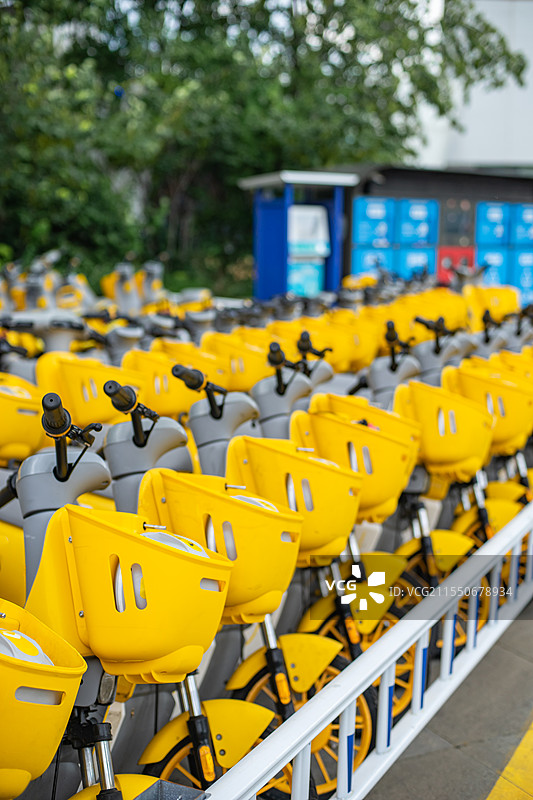 中国共享电动车拍摄主题，自行车停车场里，一排黄色的共享摩托车特写，户外白昼无人图像摄影图片素材