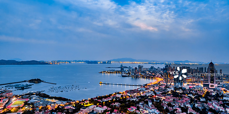 中国山东青岛栈桥和市南区德式建筑天际线夜景航拍图片素材