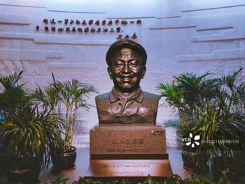 王进喜雕塑图片素材