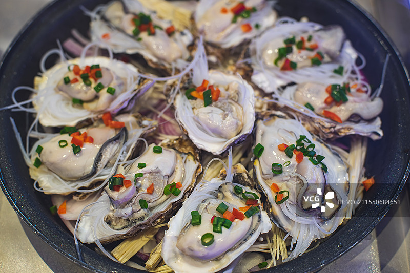中国餐饮行业饮食产业，传统经典中国食品，美食拍摄主题，一盘子烧烤生蚝特写，室内无人图像图片素材