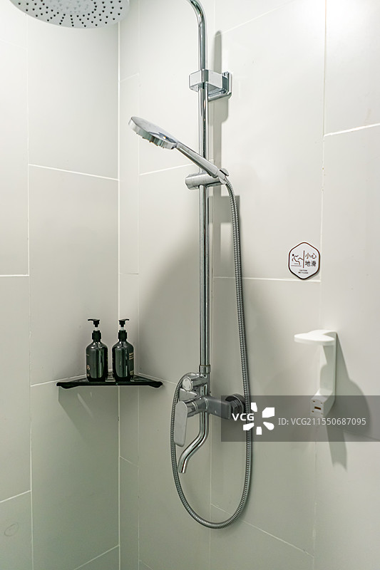 中国房地产城市健康生活拍摄主题，洗手间里的不锈钢金属物品，银色的洗澡设备用品，室内无人图像摄影图片素材
