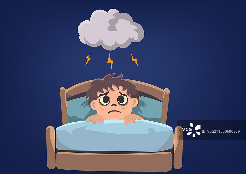 一个失眠的男孩在夜晚的床上感到害怕图片素材