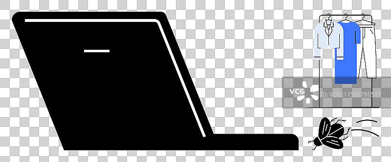 打开的笔记本电脑上有飞虫和衣架图片素材