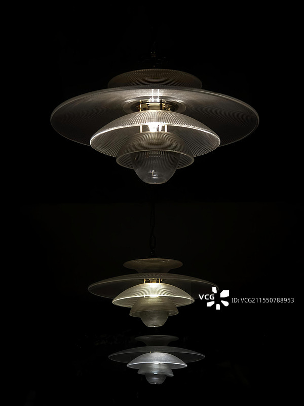 灯光如星夜的深处，灯光如星，静静洒落，温暖了每一个角落。图片素材