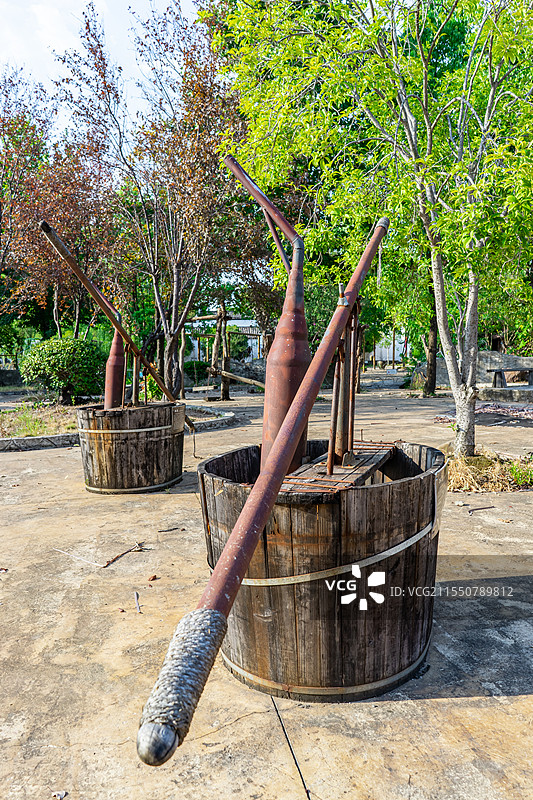 中国农村农民设备用品拍摄主题，传统压水机农具，户外白昼无人图像摄影图片素材