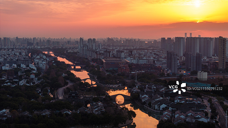 古城披霞光图片素材