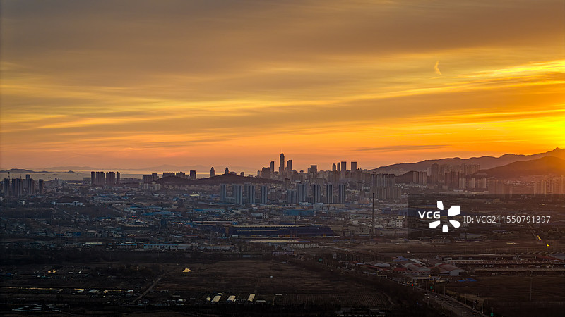 金色时刻的烟台世贸图片素材