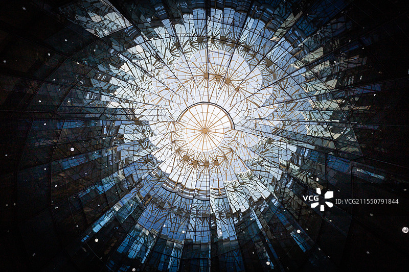 北京海淀区中关村SOHO办公楼天花板旋转楼梯图片素材