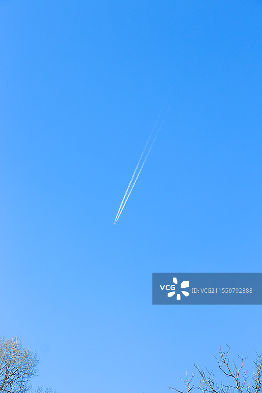飞机拉出弧线划过天空图片素材