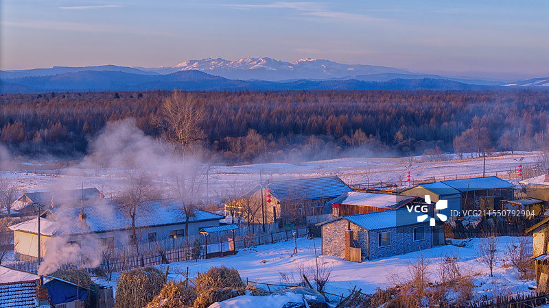 雪村炊烟图片素材