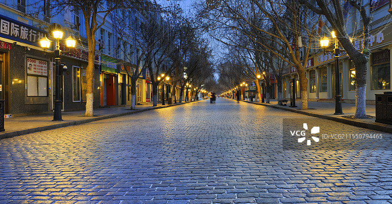 哈尔滨中央大街百年不坏的面包石路面图片素材