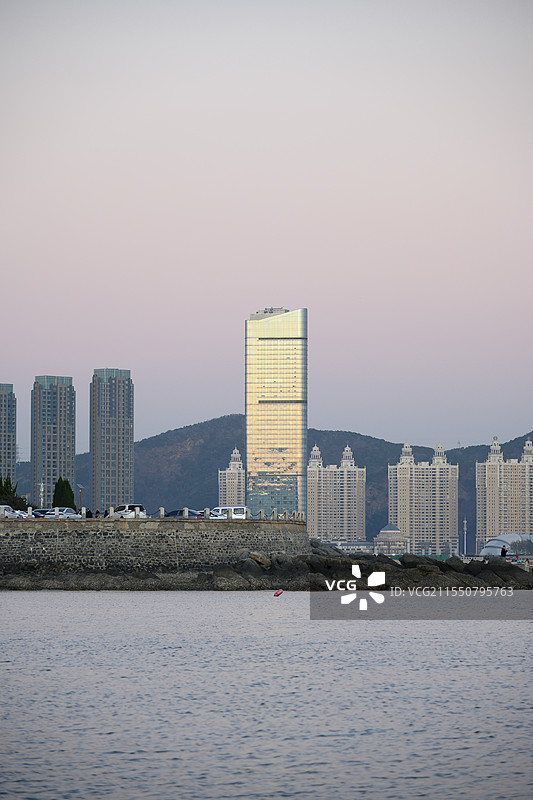 大连黄昏时刻的君悦酒店图片素材