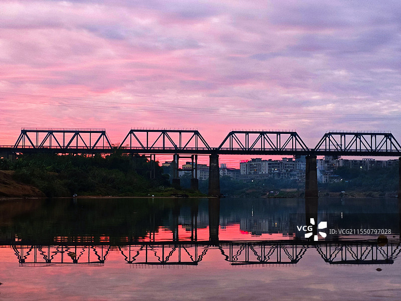 落日余晖映水桥，桥影斜斜入梦遥图片素材