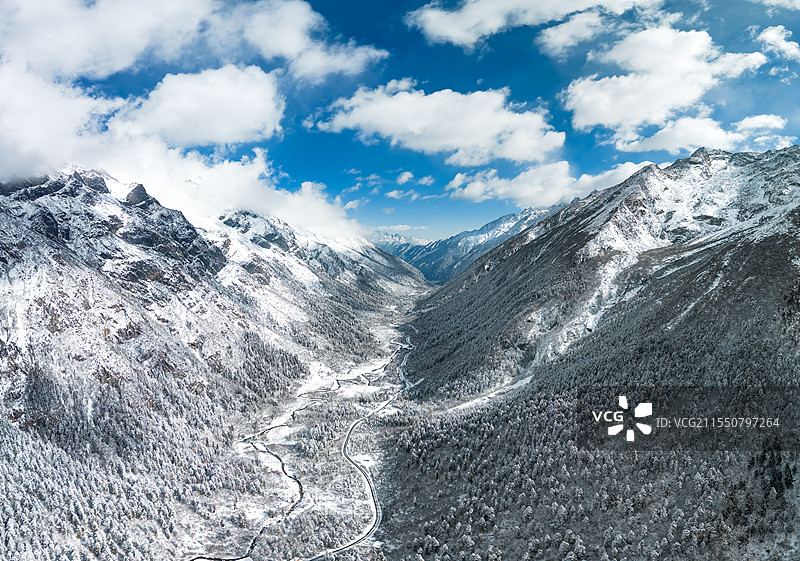 毕棚沟雪山蓝天航拍图片素材