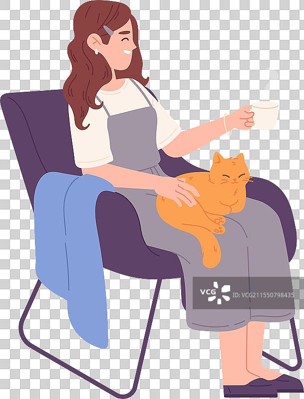 温馨的家居夜晚，女孩手捧热饮，身边有只猫咪。图片素材