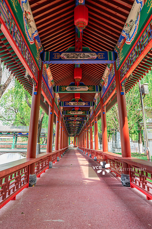 中国非都市风光拍摄主题，山东省泰安市泰山天平湖公园风景区，红色木制栈道步行道路，户外白昼无人图像摄影图片素材