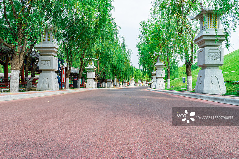 中国非都市风光拍摄主题，山东省泰安市泰山天平湖公园风景区，延伸的步行道路和石头佛塔，户外白昼无人摄影图片素材