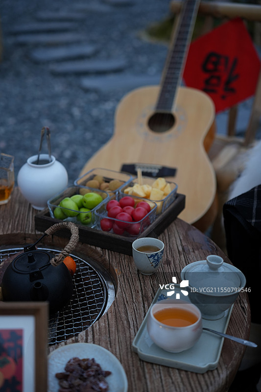 中式庭院里围炉煮茶图片素材