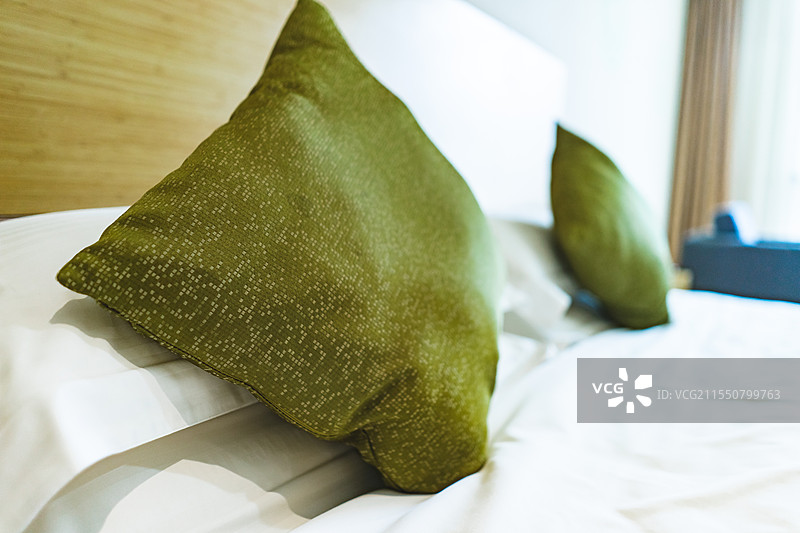 中国房地产城市健康生活拍摄主题，住宅内部环境，床上的抱枕靠枕枕头，室内无人图像摄影图片素材