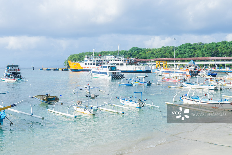 晴朗的天气，印度尼西亚巴厘岛的八丹拜码头边停泊许多供游客乘坐的螃蟹船图片素材