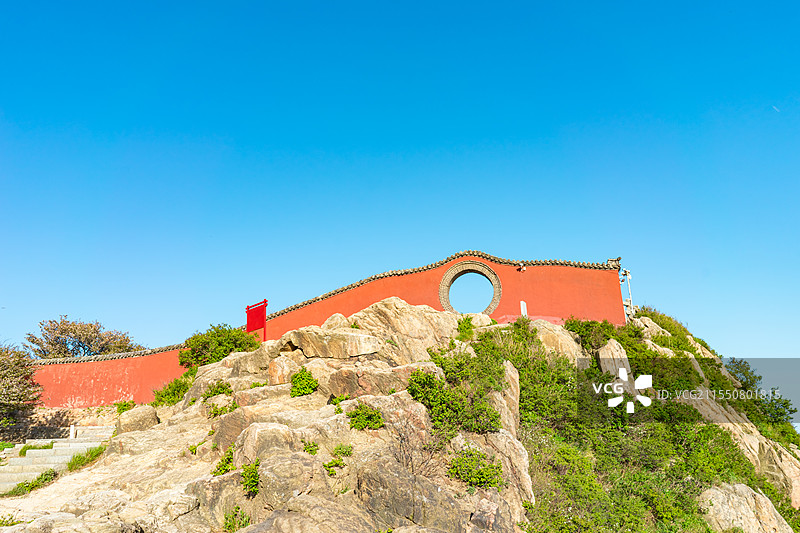 中国非都市风光拍摄主题，山东泰安国内著名景点泰山风景区，玉皇顶上红色围墙月亮门，户外白昼无人图像摄影图片素材