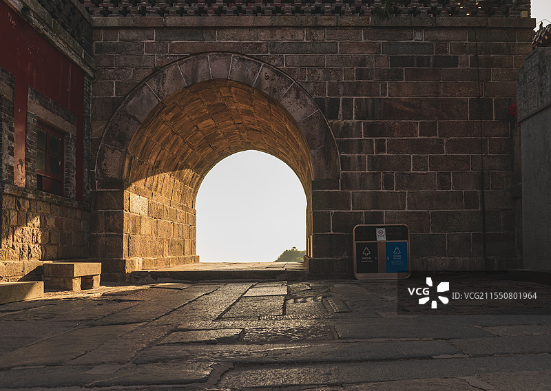 中国非都市风光拍摄主题，山东省泰安泰山风景区，玉皇顶东神门西神门逆光拍摄圆形洞门，户外白昼无人图像图片素材