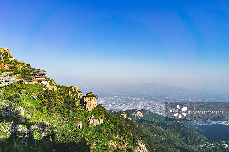中国非都市风光拍摄主题，山东泰安国内著名景点泰山风景区，玉皇顶上的天街山脉建筑，户外白昼无人图像摄影图片素材