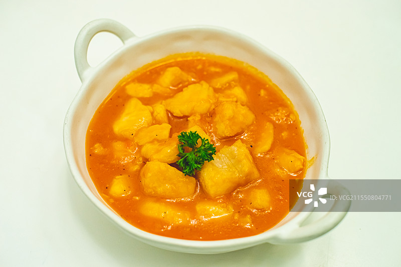 中国餐饮行业饮食产业，传统经典中国食品，美食拍摄主题，一盆番茄龙利鱼块，室内无人图像图片素材