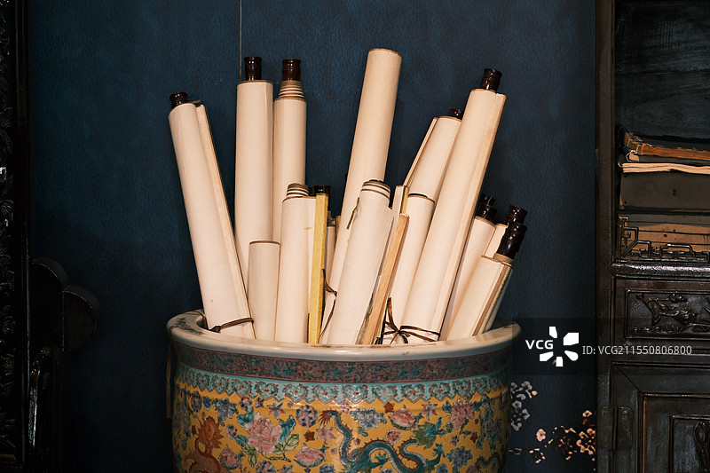 瓷盆里的中式画卷卷轴图片素材