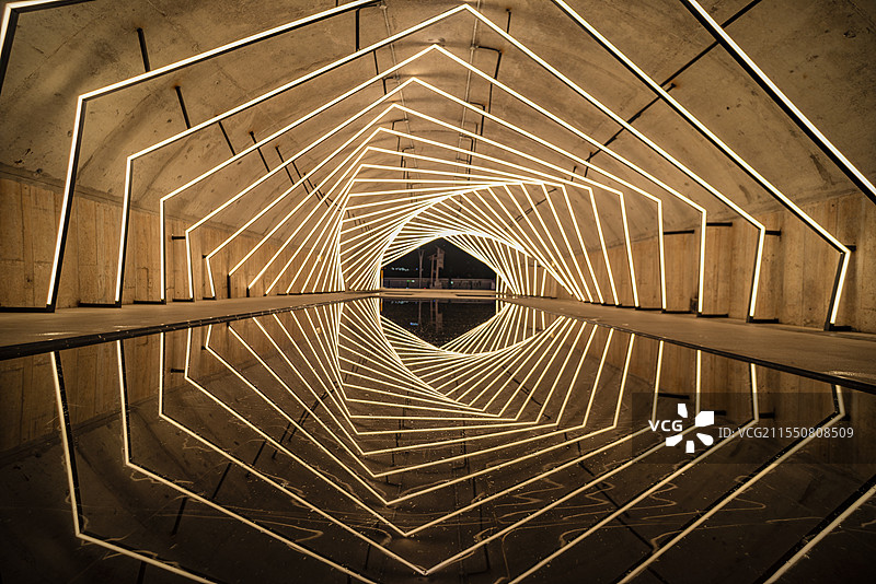 超广角16mm拍摄，重庆市江北区三洞桥地下通道，灯光与水面的完美结合。图片素材