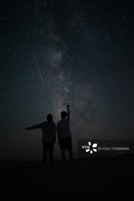 银河与流星下的“我们”图片素材