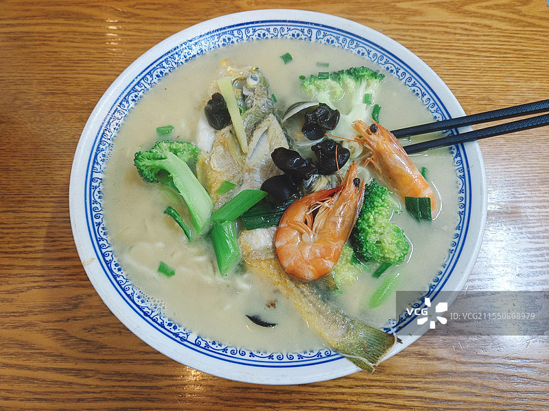 桌上碗里的三鲜面的高角度视图图片素材