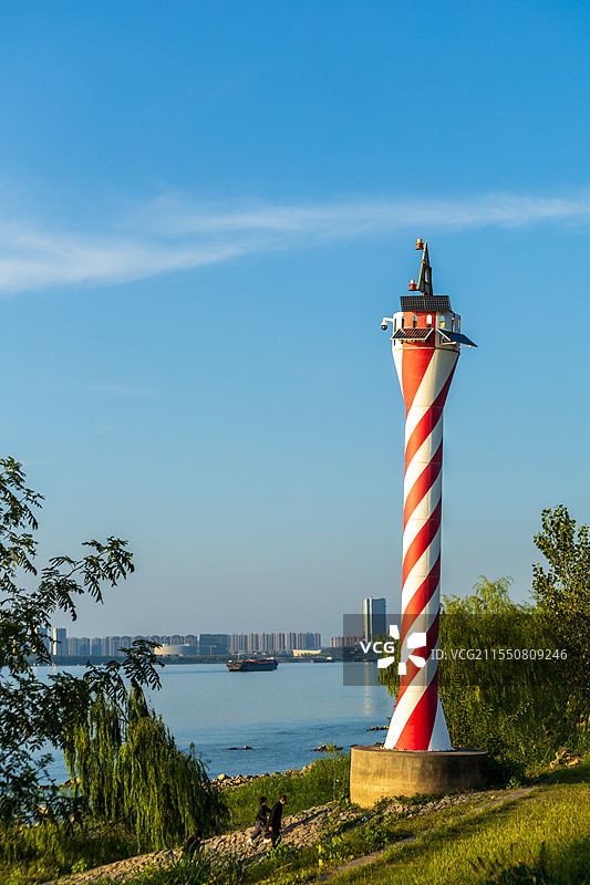 江心洲灯塔下的子孙俩图片素材