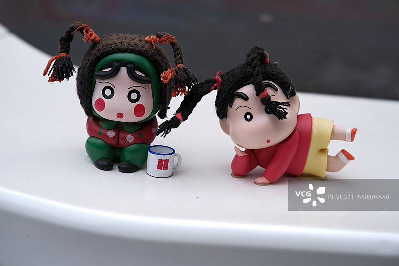 车尾的蜡笔小新图片素材