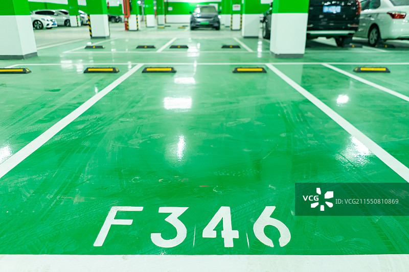 中国城市交通拍摄主题，摩天大楼里的地下停车场里空的停车位，室内无人图像摄影图片素材