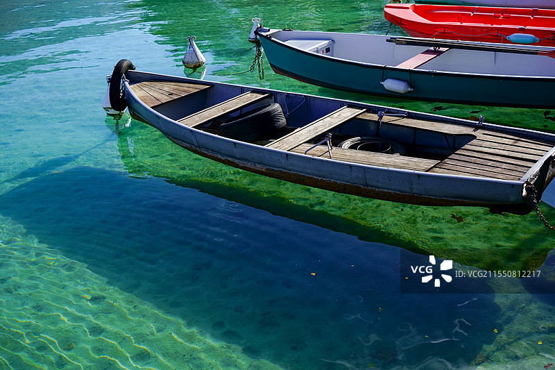 安纳西湖上的小木船图片素材