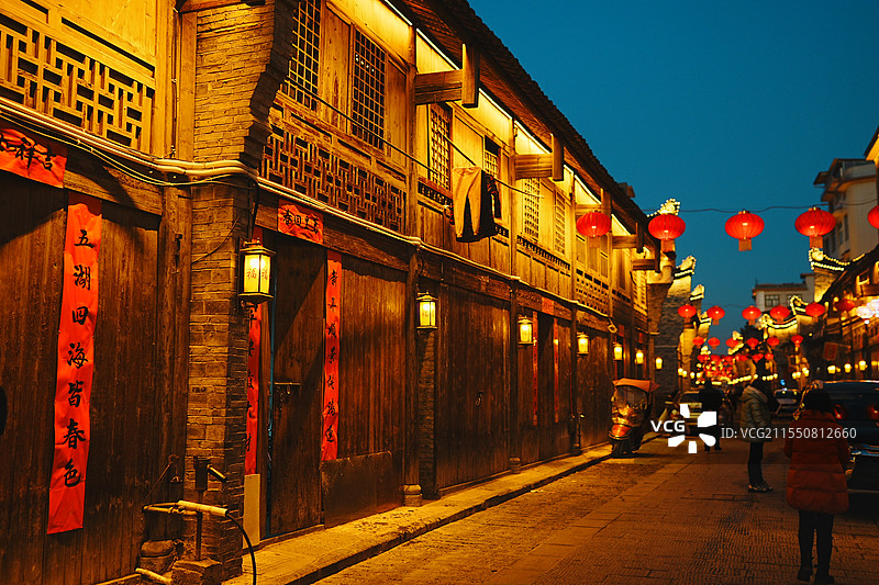湖南武冈古城，西直街夜景，春节灯笼，石板路木板门，明城墙，全国重点文物保护单位，历史文化名城图片素材