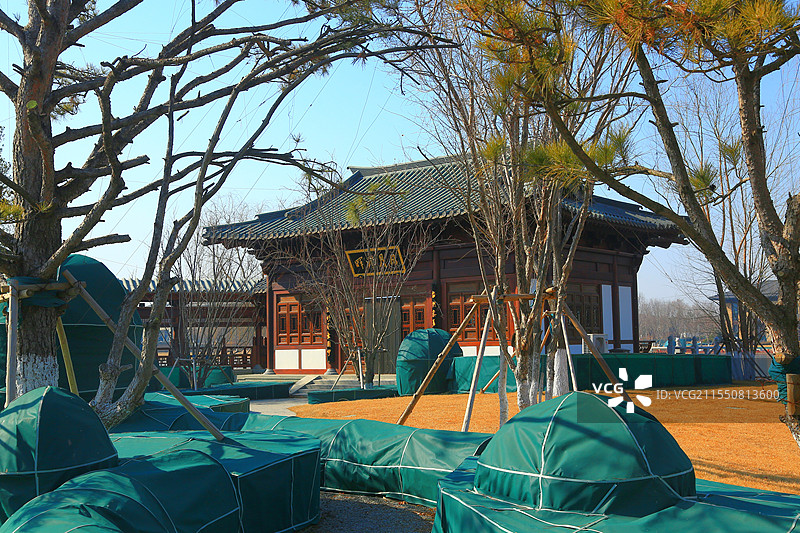 楼台亭阁映碧湖，小桥流水仙境处长廊蜿蜒越碧水，风光秀丽美画图雄安新区悦容公园图片素材