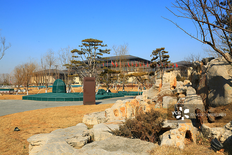 楼台亭阁映碧湖，小桥流水仙境处长廊蜿蜒越碧水，风光秀丽美画图雄安新区悦容公园图片素材