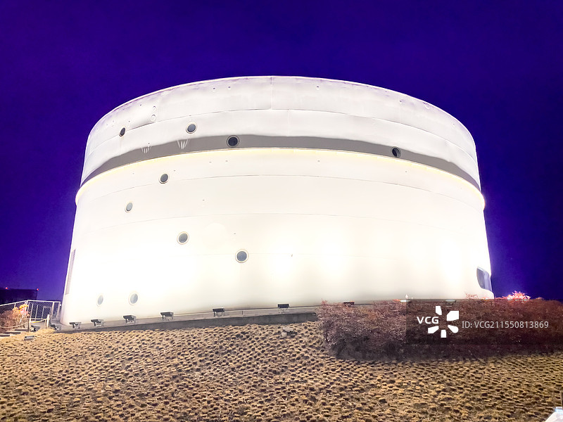 上海油罐艺术中心夜景（位于上海徐汇滨江西岸）图片素材