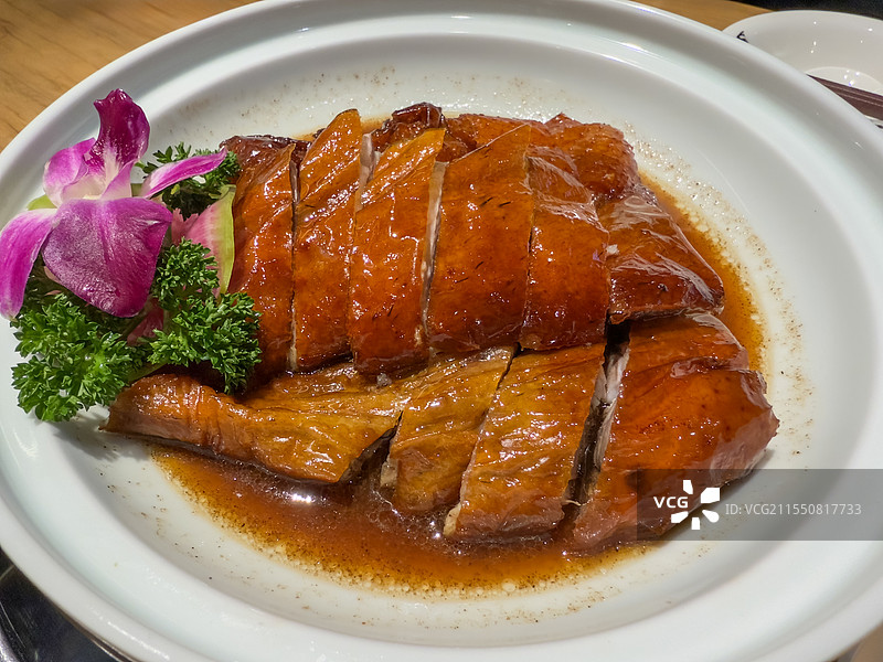 餐桌上的广式烧鹅摆盘图片素材