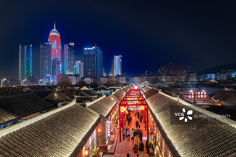 山东省烟台市芝罘区 大年初三的所城里景区喧闹的夜市图片素材