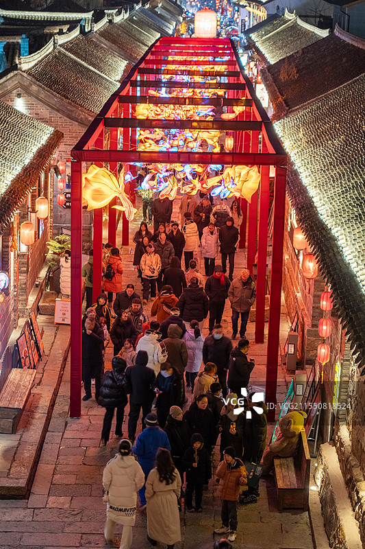 山东省烟台市芝罘区 大年初三的所城里景区喧闹的夜市图片素材