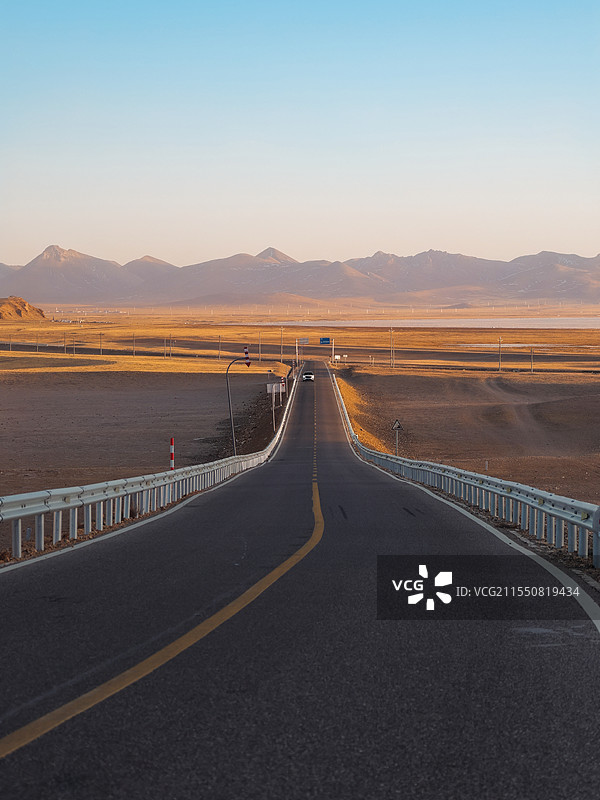 纳木错边上的景观公路图片素材