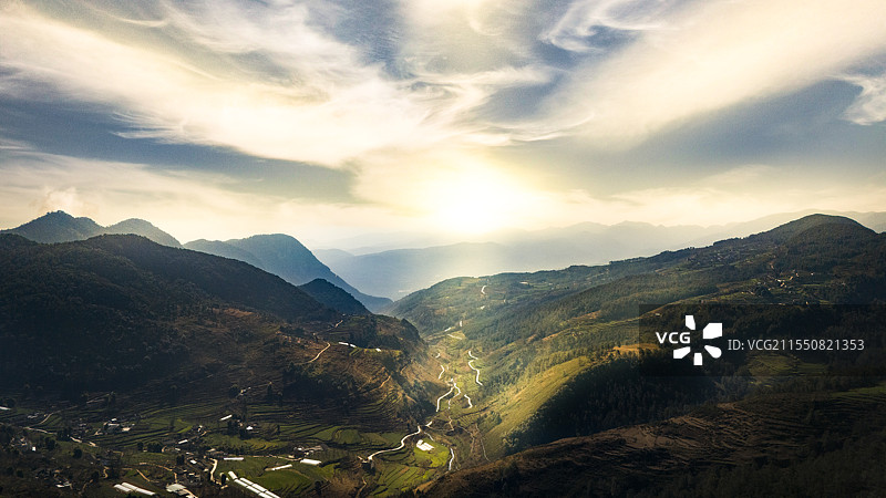 云南丽江华坪县大山谷图片素材