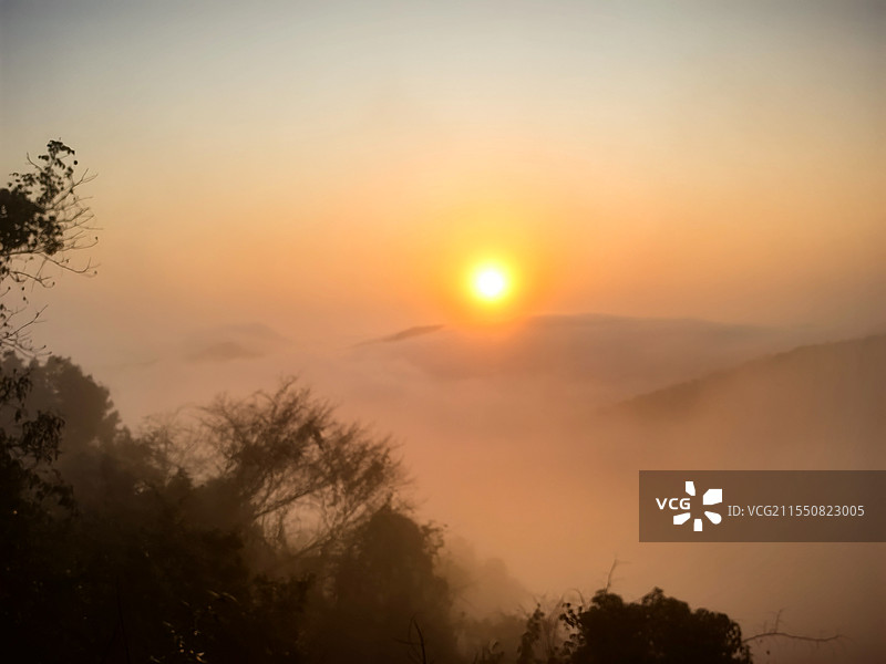 云雾中的太阳图片素材