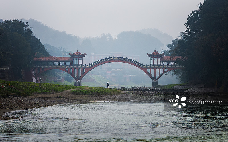 乐山大佛 烟雨蒙蒙 桥 阴天图片素材